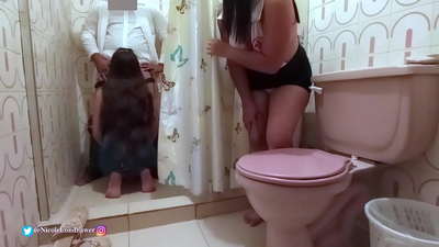 La enfermera encuentra al médico follando al paciente en el baño del hospital / PARTE 1 / NicoleLondrawer / Chiquicandy