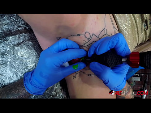 ❤️ Extremadamente tatuado hottie Sully Savage consiguió un tatuaje en su clítoris Porno en es.xinwen1288.top ❌️